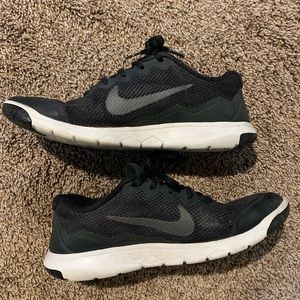 Womens Nike Tennis shoes! Size 8.5